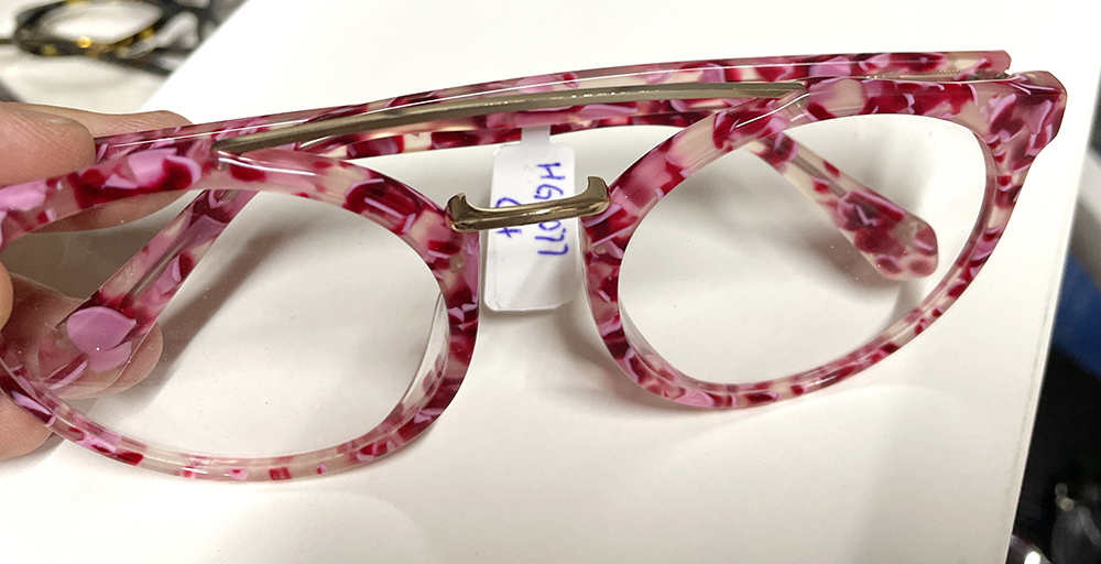 eyewear manufacturer Two metal bridges