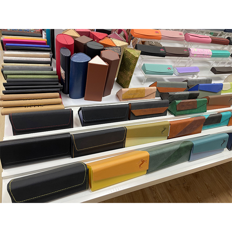 Folding triangle eyeglasses case